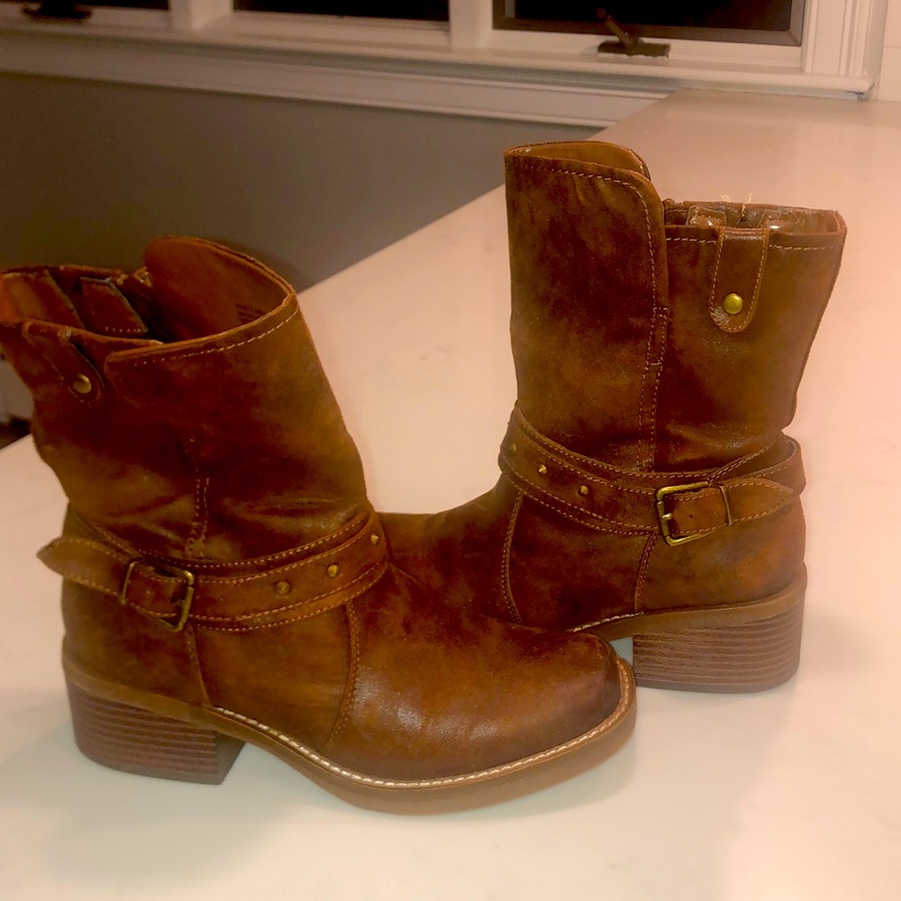 Brown motto boots